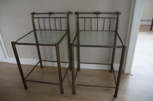 Te koop twee stalen nachtkastjes