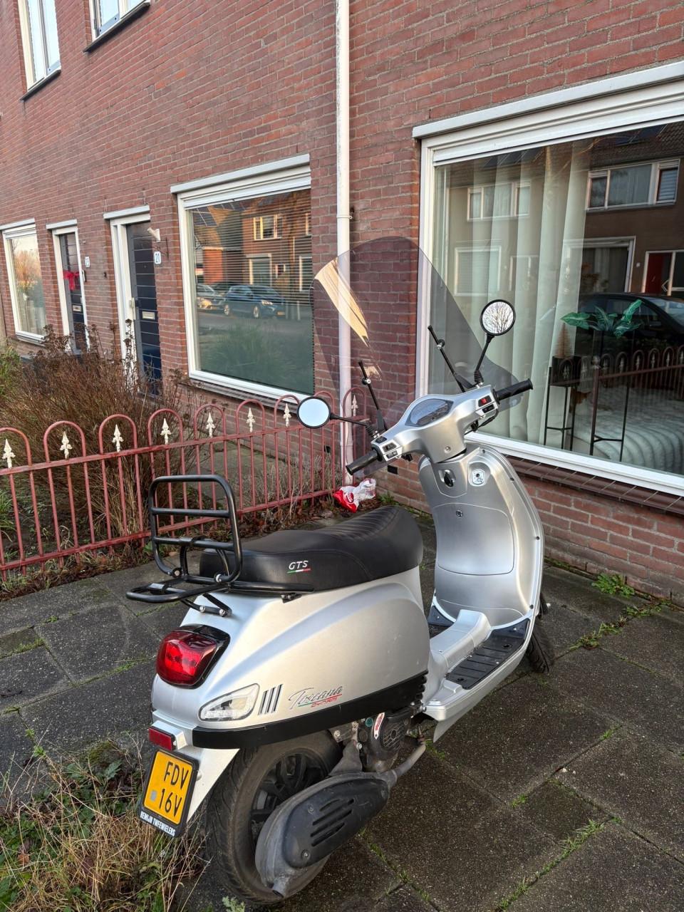 Te koop: Grijze GTS Toscana scooter – Bouwjaar 2021 – 7.250 km