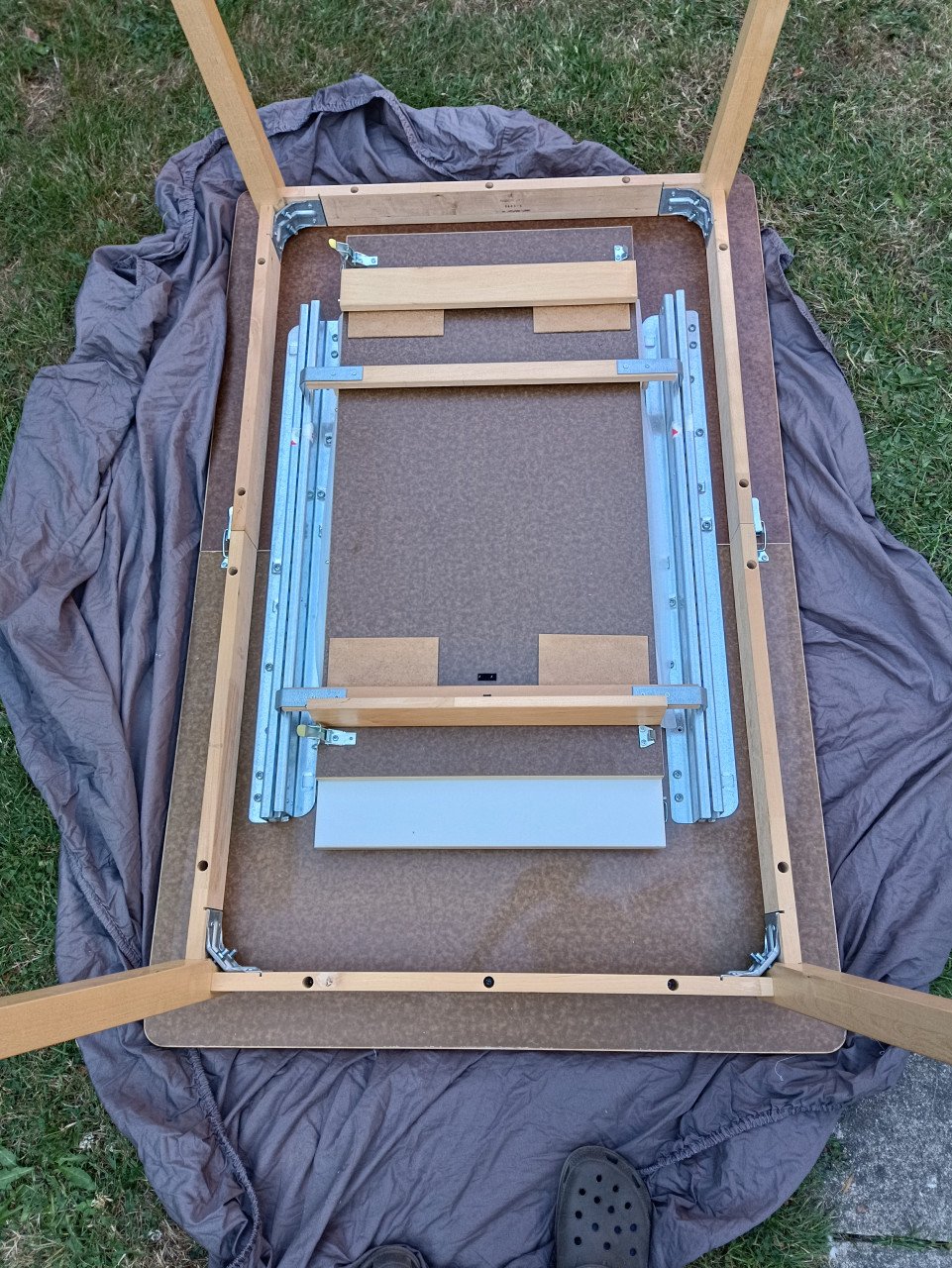 Uitschuifbare eettafel van 140 x 90 cm tot 233 x 90 cm.