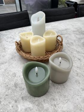 6 Led kaarsen.  4 beige met timer, gaan dus zelf aan en uit.