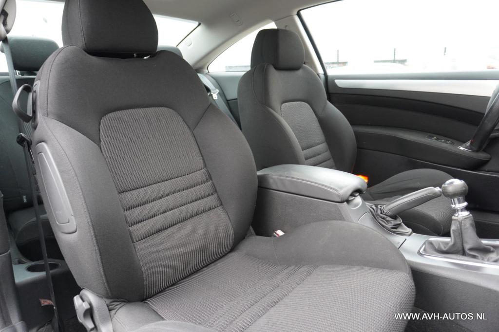 Peugeot 407 coupé 2.2-16v référence