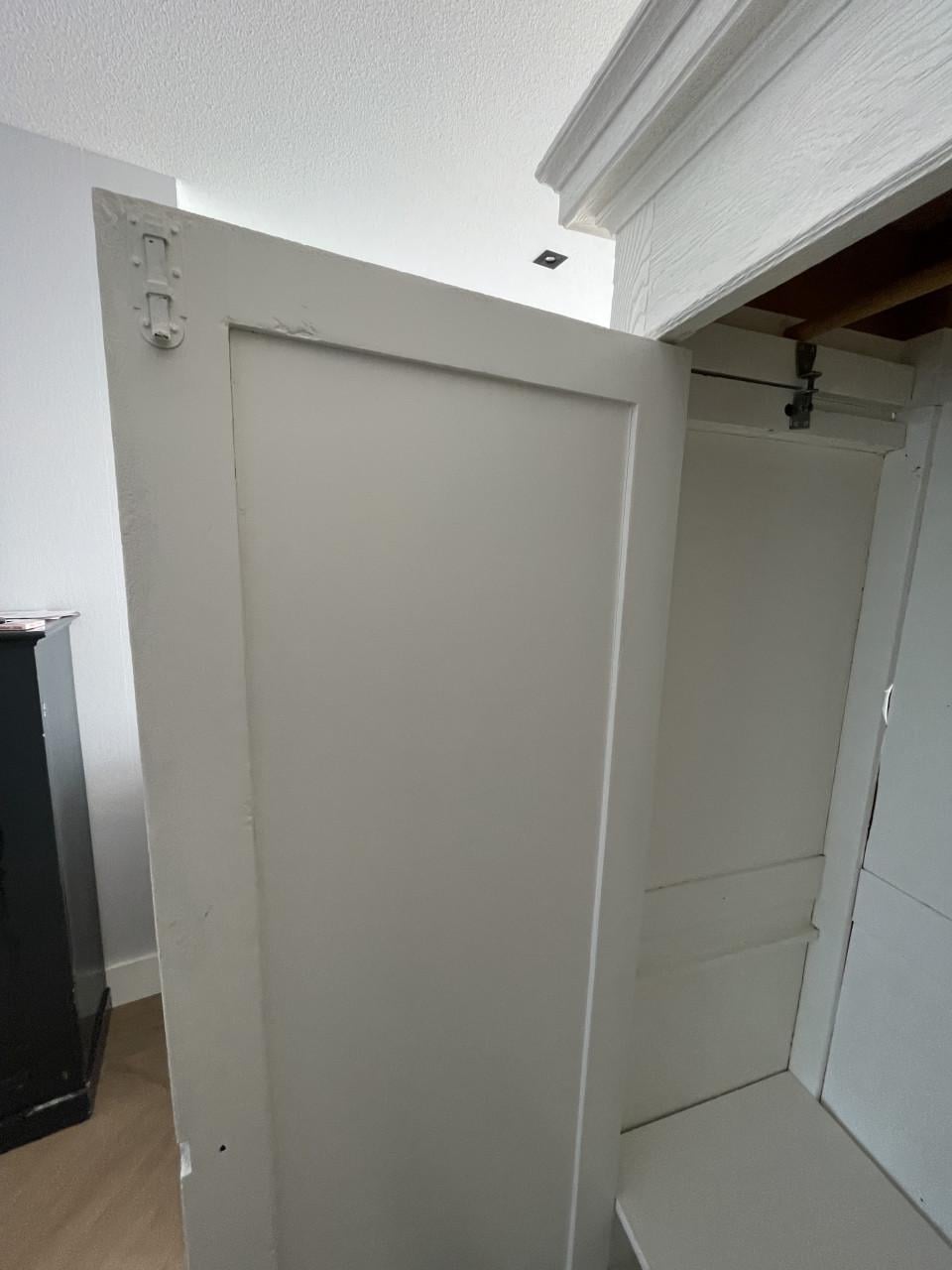 Mooie oude demontabele kledingkast