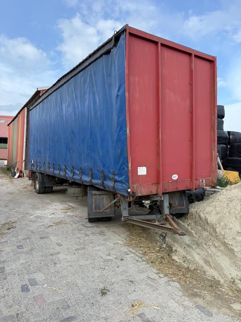 Diverse Huifwagens (stro wagen)
