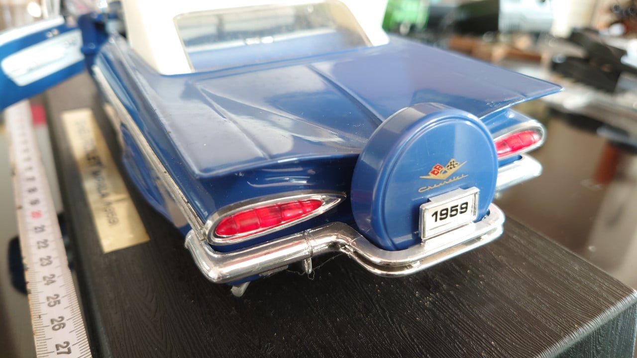 Chevrolet Impala 1959 1:18 Road Legends