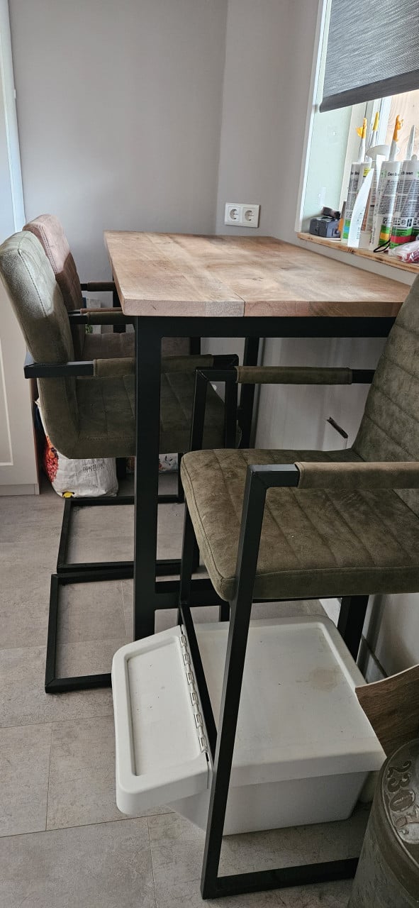 Bartafel met 4 stoelen