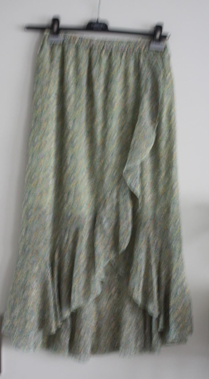 Licht groene rok met bloemen en goedkleur details  maat m