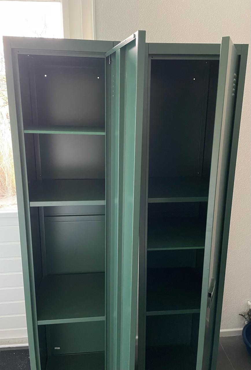 Twee groen metalen kledingkasten/lockers
