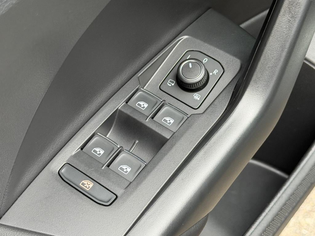 Volkswagen T-cross 1.5 tsi 150pk dsg r-line | camera | trekhaak | navi | iq