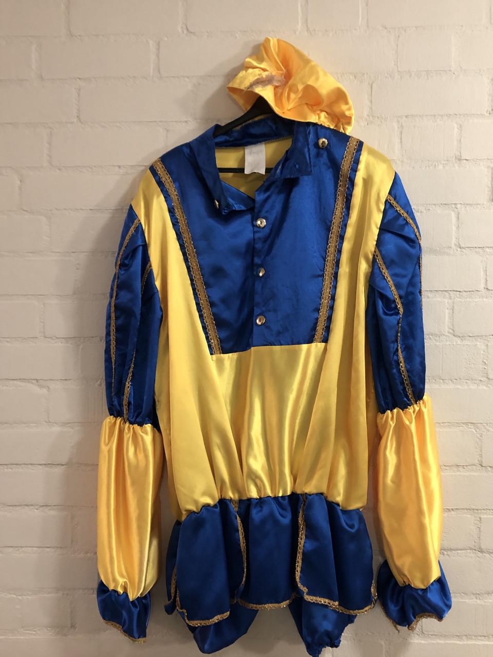 Sinterklaaspak en 2 pietenpakken