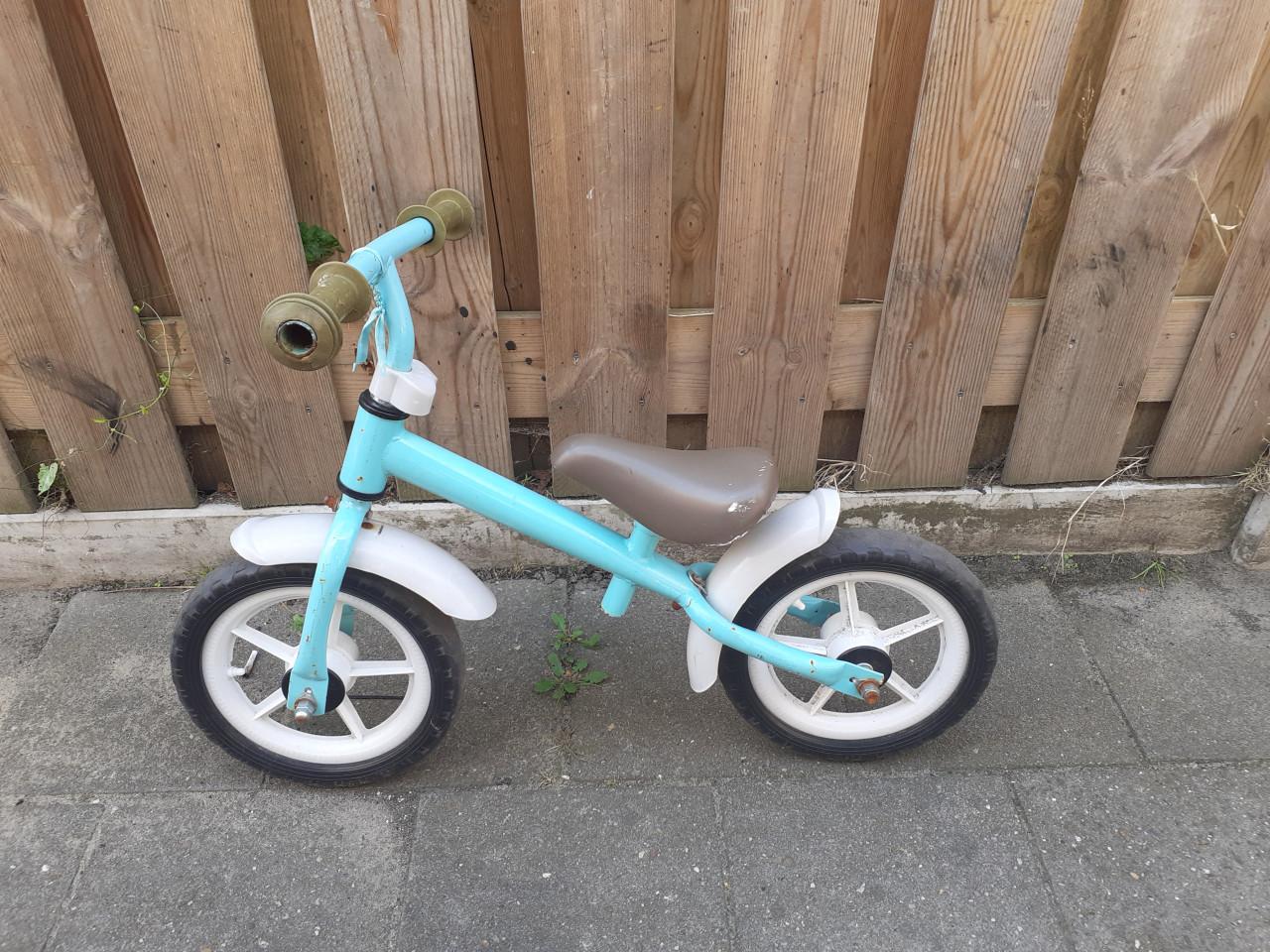 4 x Loopfietsjes 12 inch .....& eentje 4 x 4 inch