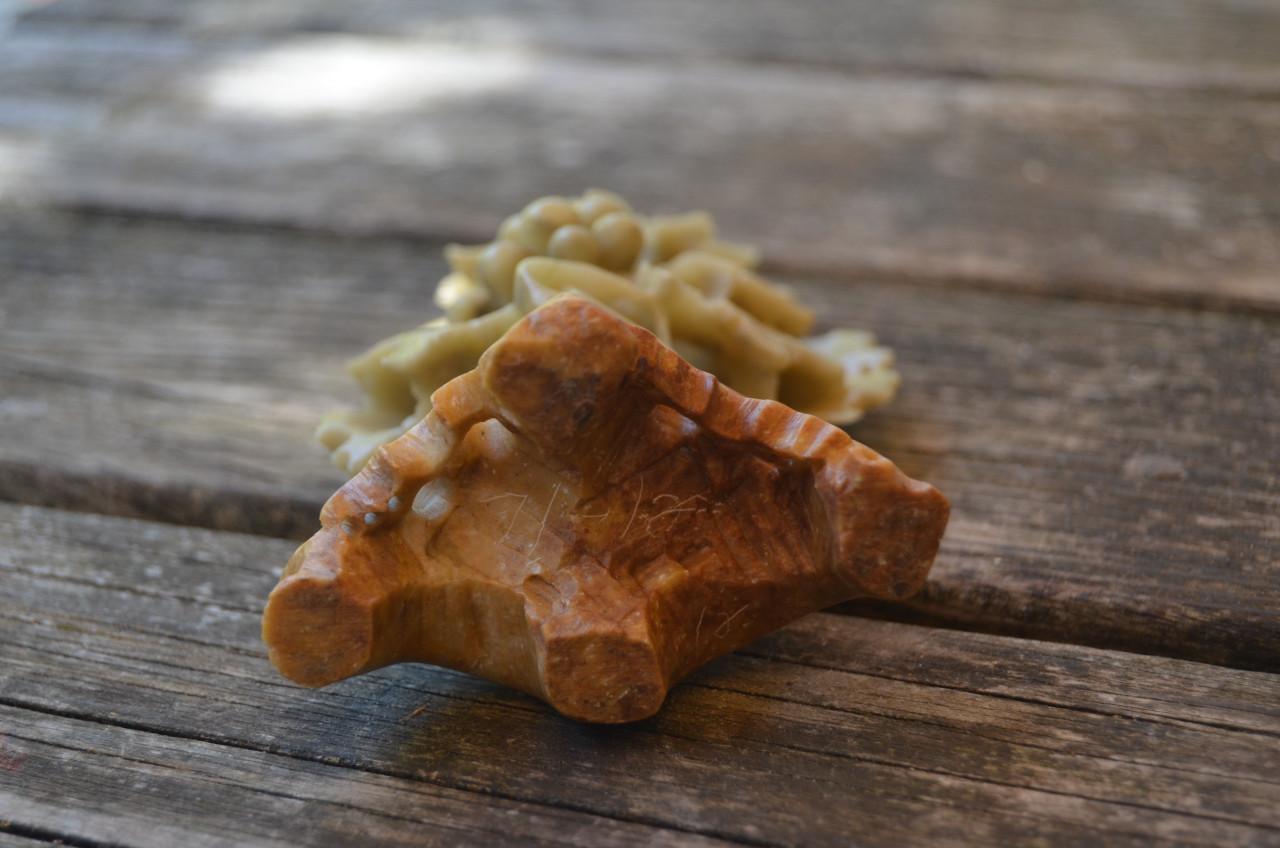 Fraaie spekstenen sculptuur van een wijnrank/druiven