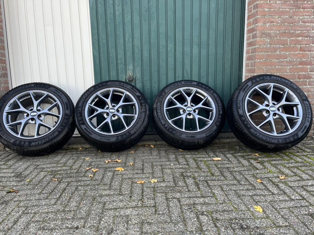 Vier BBS SR025 velgen met wielmoeren en met Michelin Alpine5 winterbanden