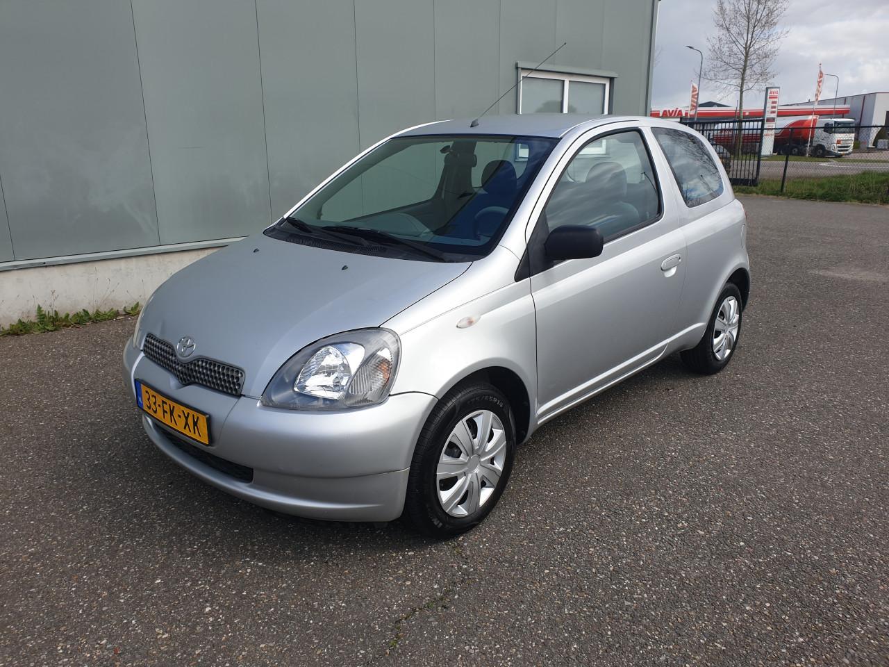 Toyota yaris  1.3   2000