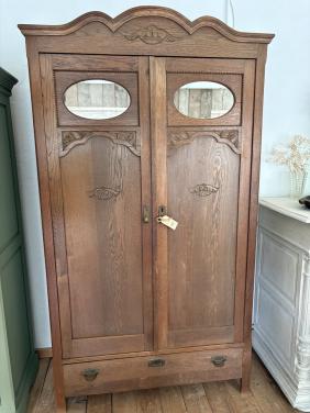 Oude kast met 2 deuren en spiegeltjes