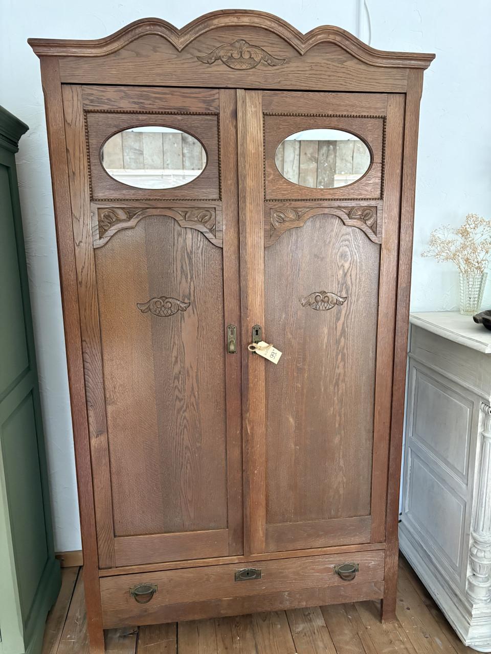 Oude kast met 2 deuren en spiegeltjes