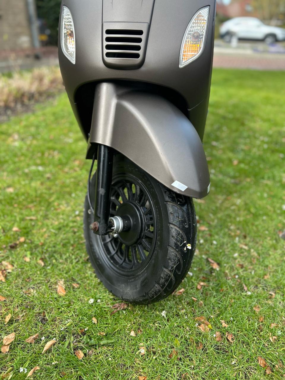 Te koop: BTC RIVA Retro Scooter met windscherm – stijlvolle verschijning!
