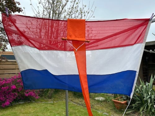 Nederlandse vlag met oranje wimpel.