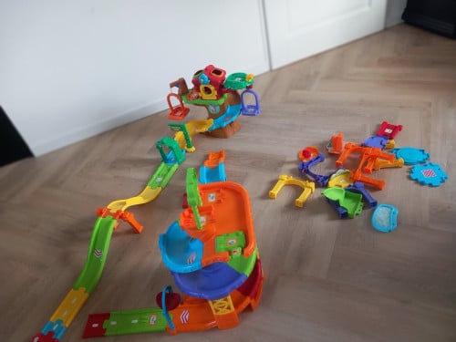 V tech autobaan + boomhuis en wasstraat.