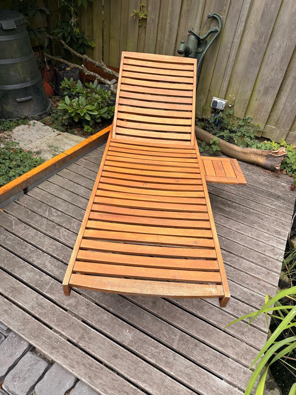 Verstelbaar ligbed van hout met kussen