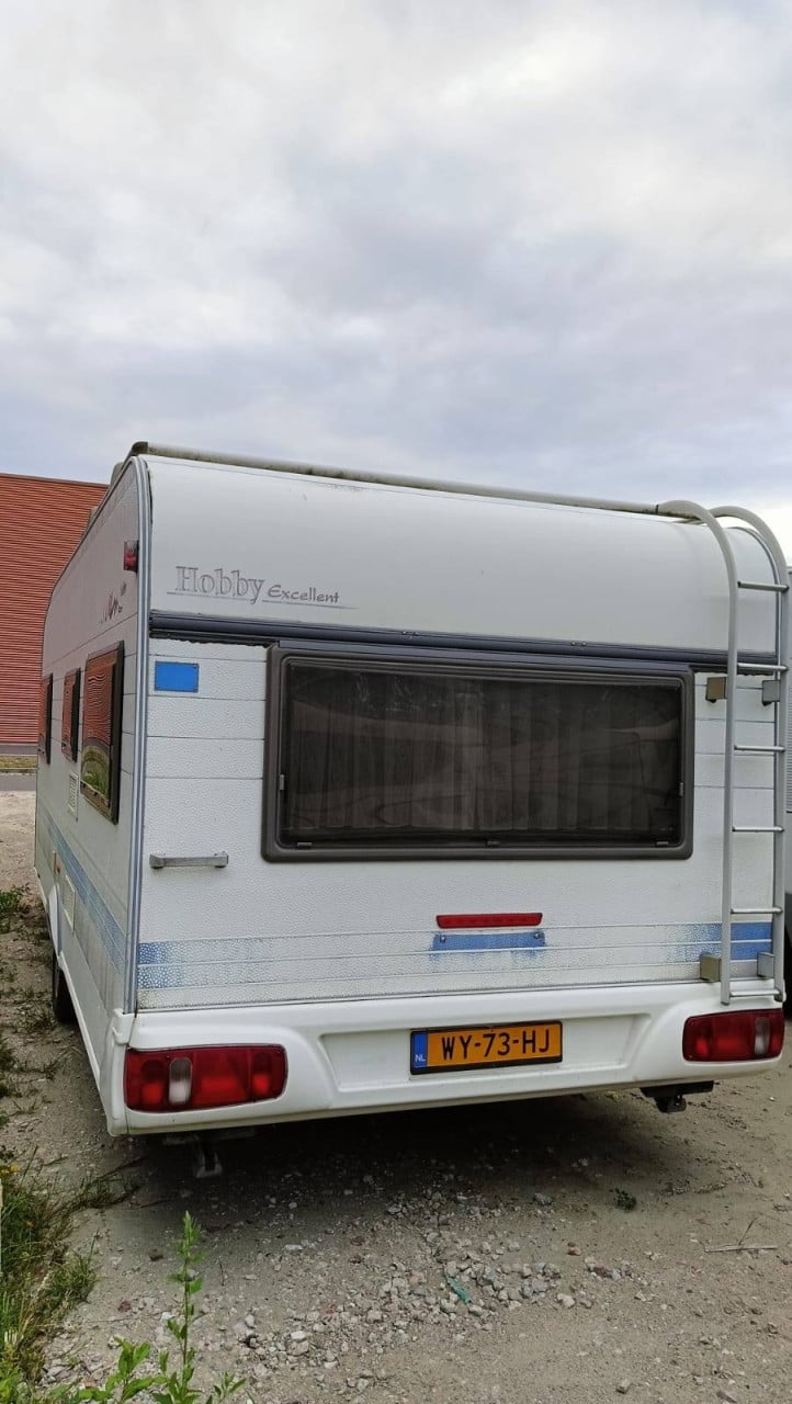 Hobby 540 UL (2000) met voortent en luifel ENKELE BEDDEN