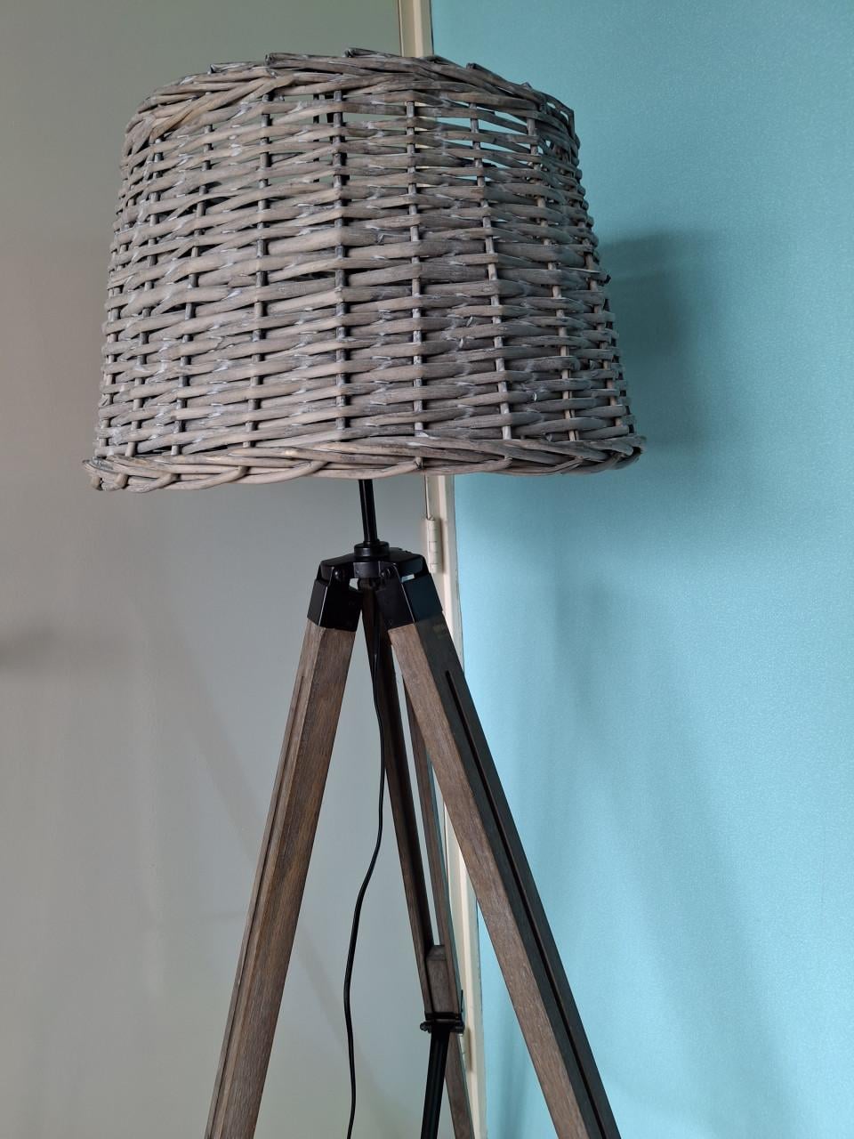 Staande lamp met 3 poot hout en 2 kappen