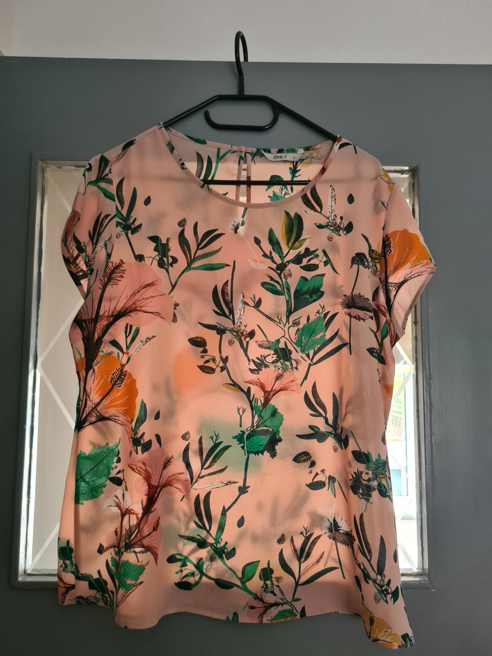 T-shirts en trui. Niet of nauwelijks gedragen