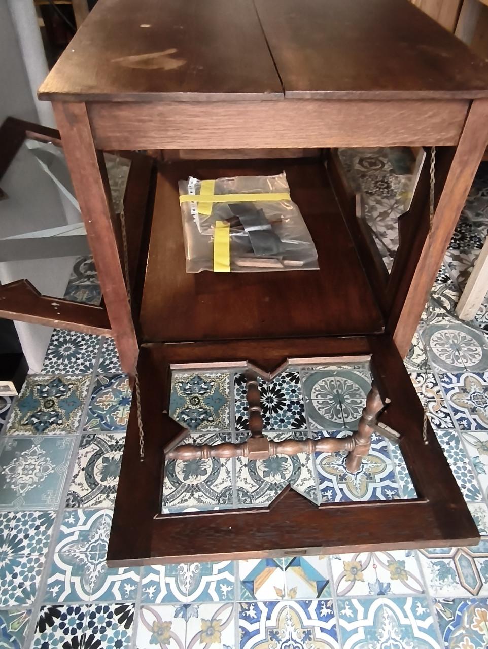 Antiek thee/vitrine-meubel opknapper. GERESERVEERD!!