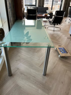 Glazen eettafel