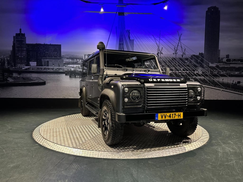 Land Rover Defender 2.4 td 110" x-tech dc *grijs kenteken 7 persoons*