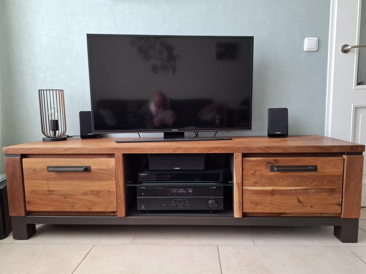 TV/radiomeubel van Henders en Hazel