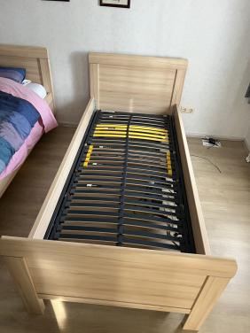 Complete-set: Elektrisch verstelbare lattenbodem+matras+ledikant+nachtkast