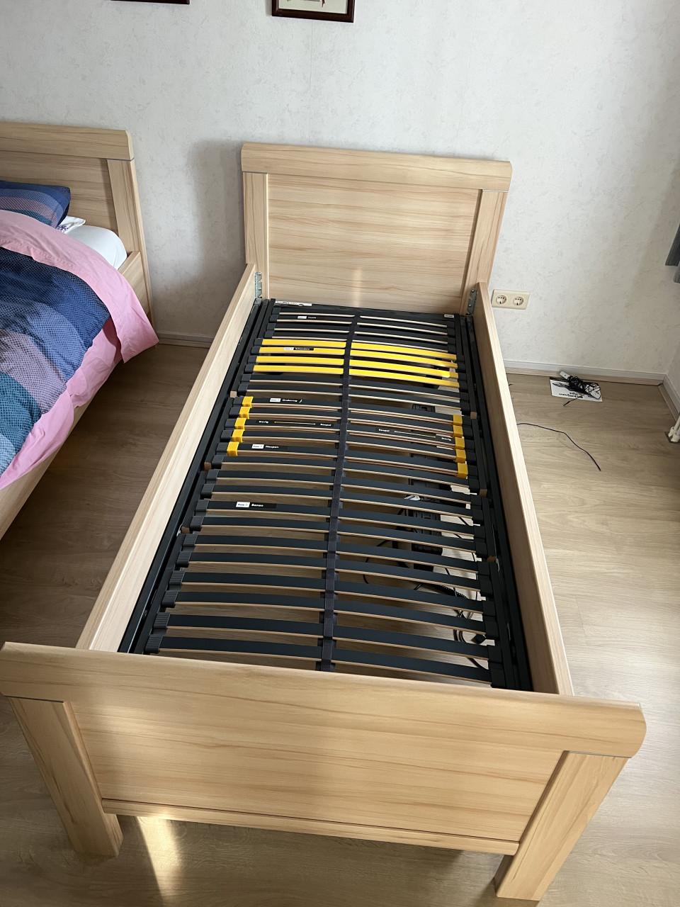 Complete-set: Elektrisch verstelbare lattenbodem+matras+ledikant+nachtkast