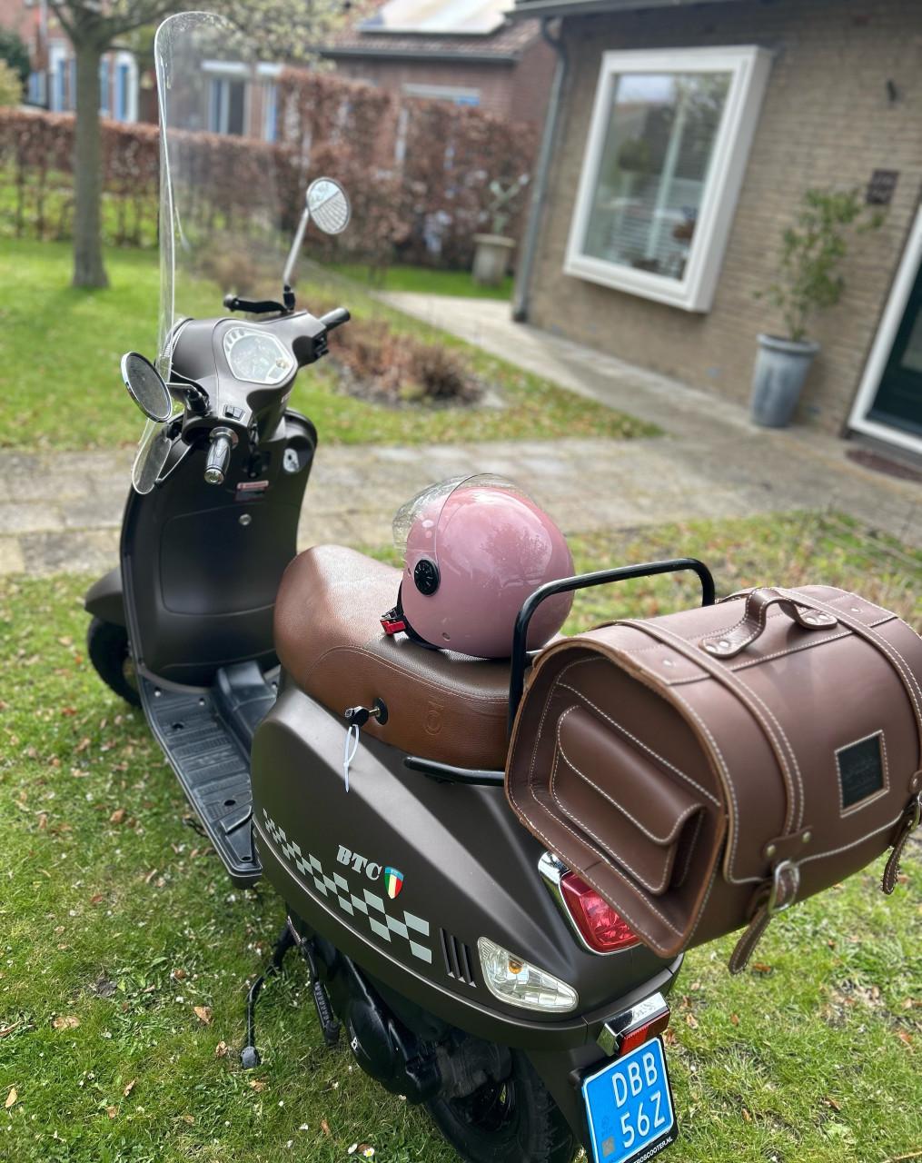 Te koop: BTC RIVA Retro Scooter met windscherm – stijlvolle verschijning!