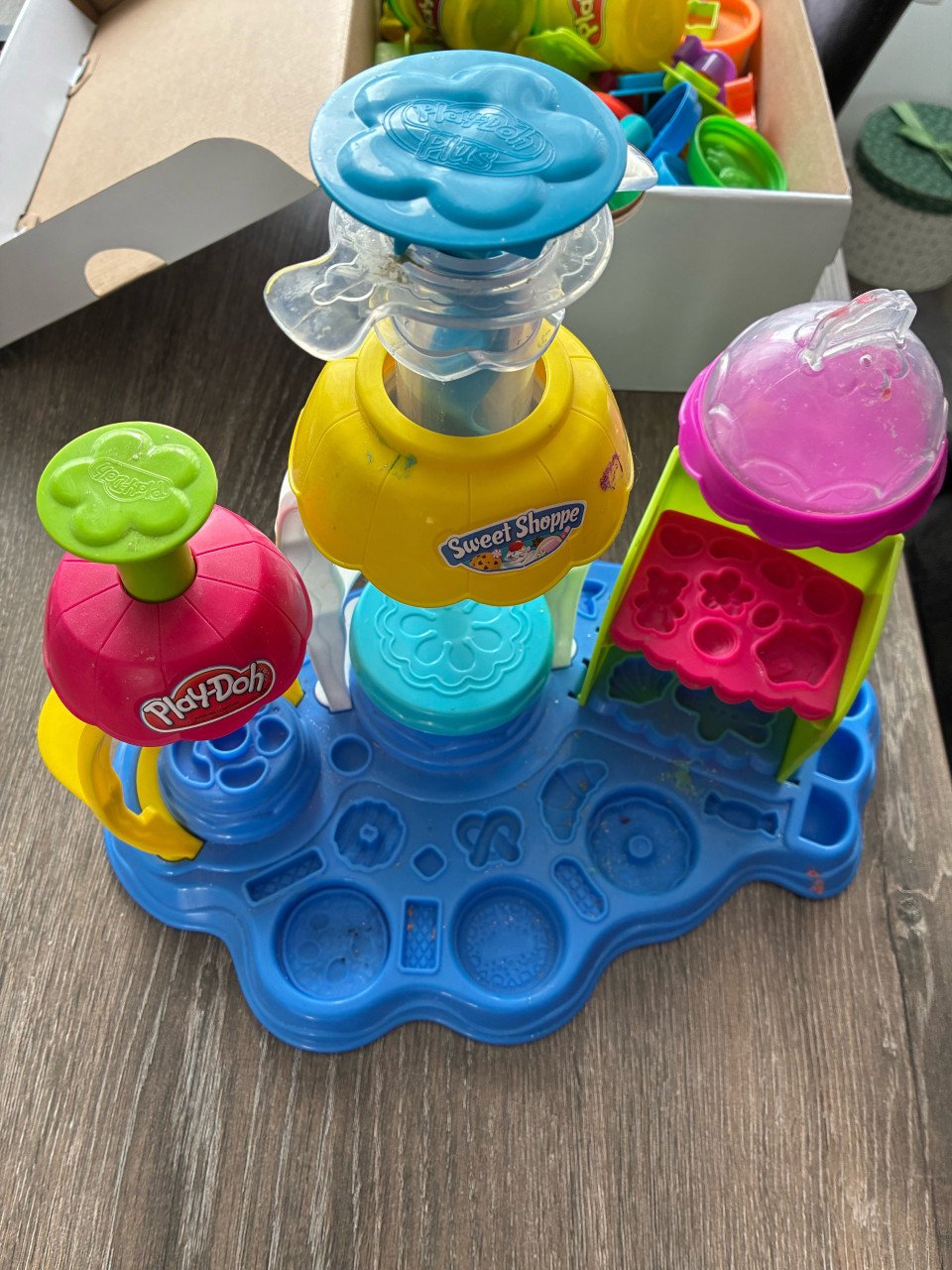 Doosje Play-Doh klei en vormpjes en cup cake maker