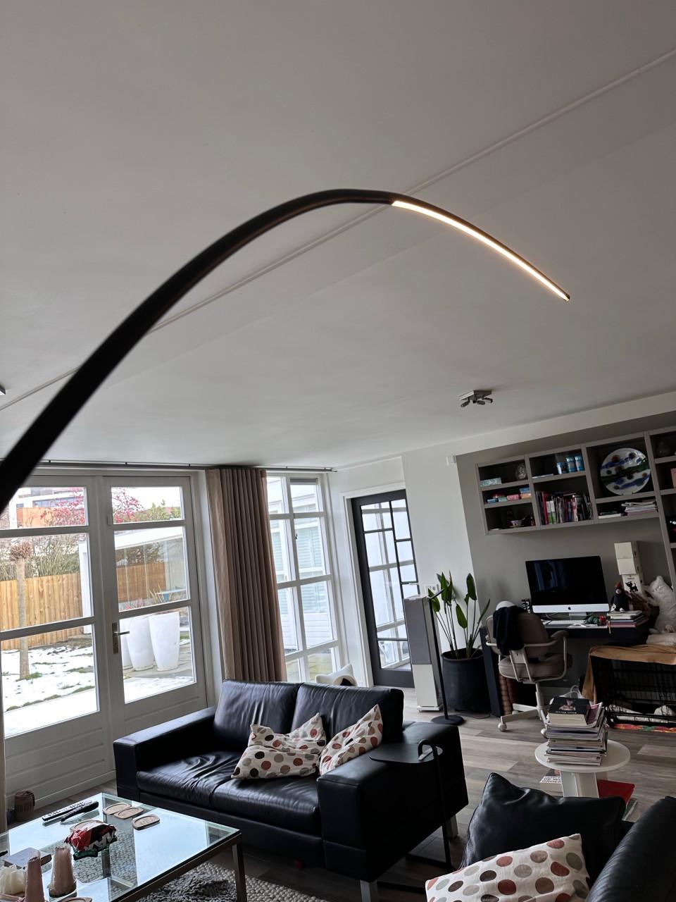 Zwart metalen led booglamp