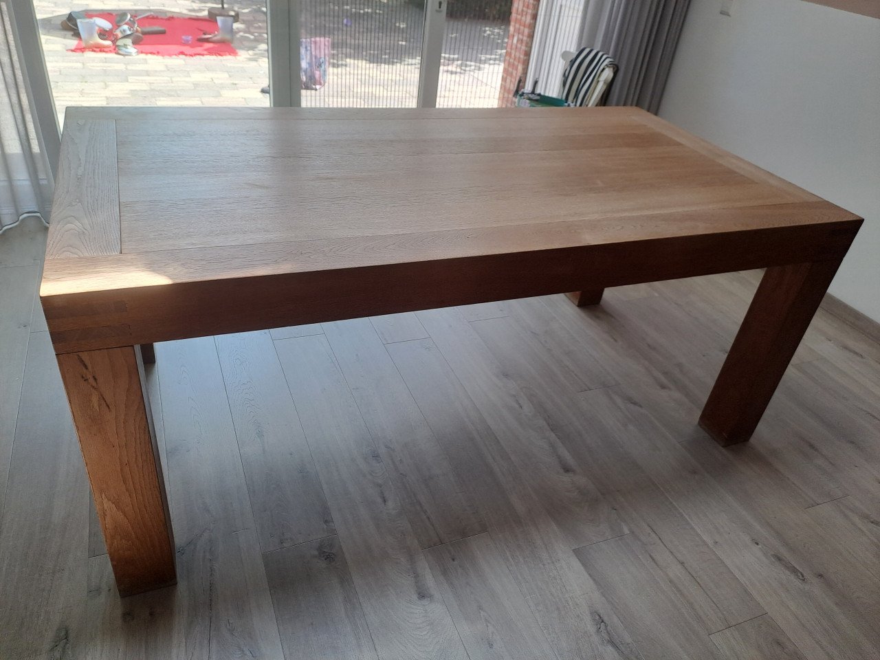 Eettafel evt met 6 leren stoelen