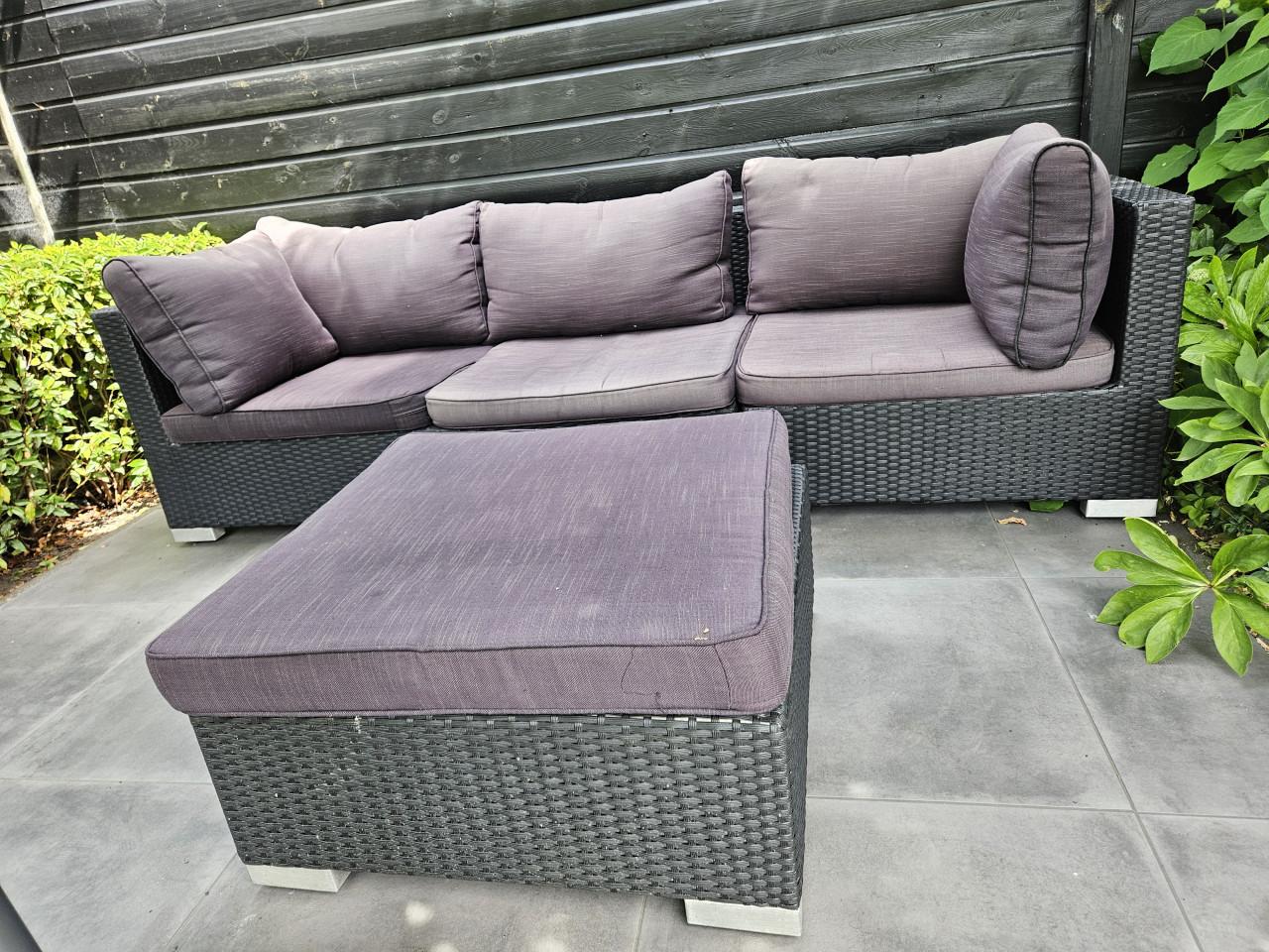 Te koop wicker loungebank met hocker.