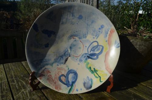 Fraaie grote aardewerk schotel, gesigneerd, gedateerd (2)