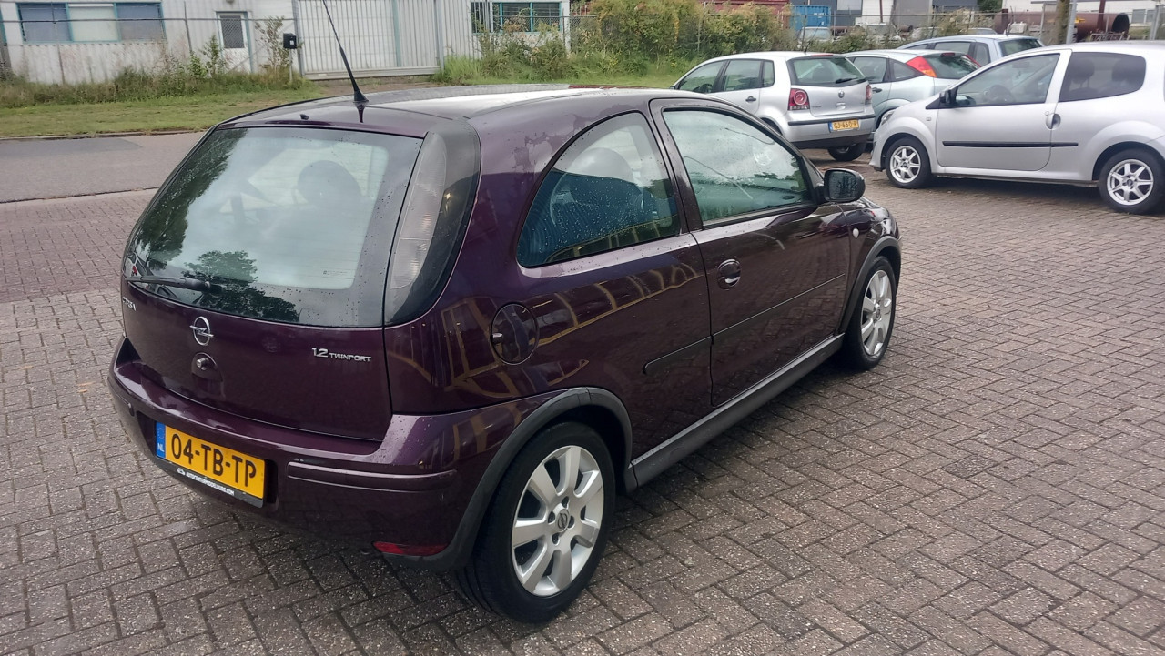 Opel CORSA 1.2-16V Silverline 3drs bj:2006 airco-lm velgen apk 2026 !!