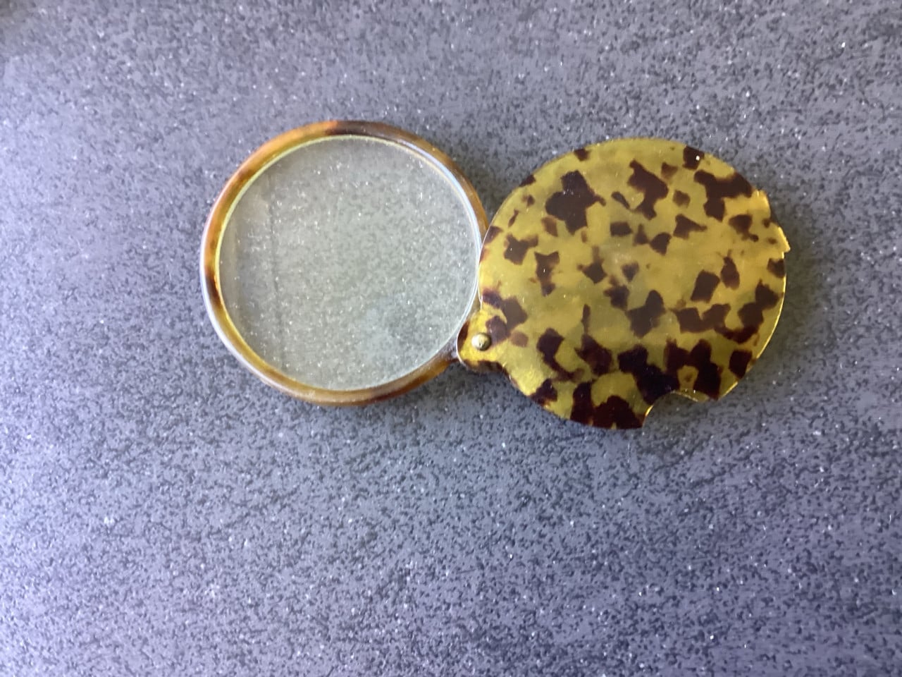 Vintage poederdoosjes. Aansteker. vergrootglas