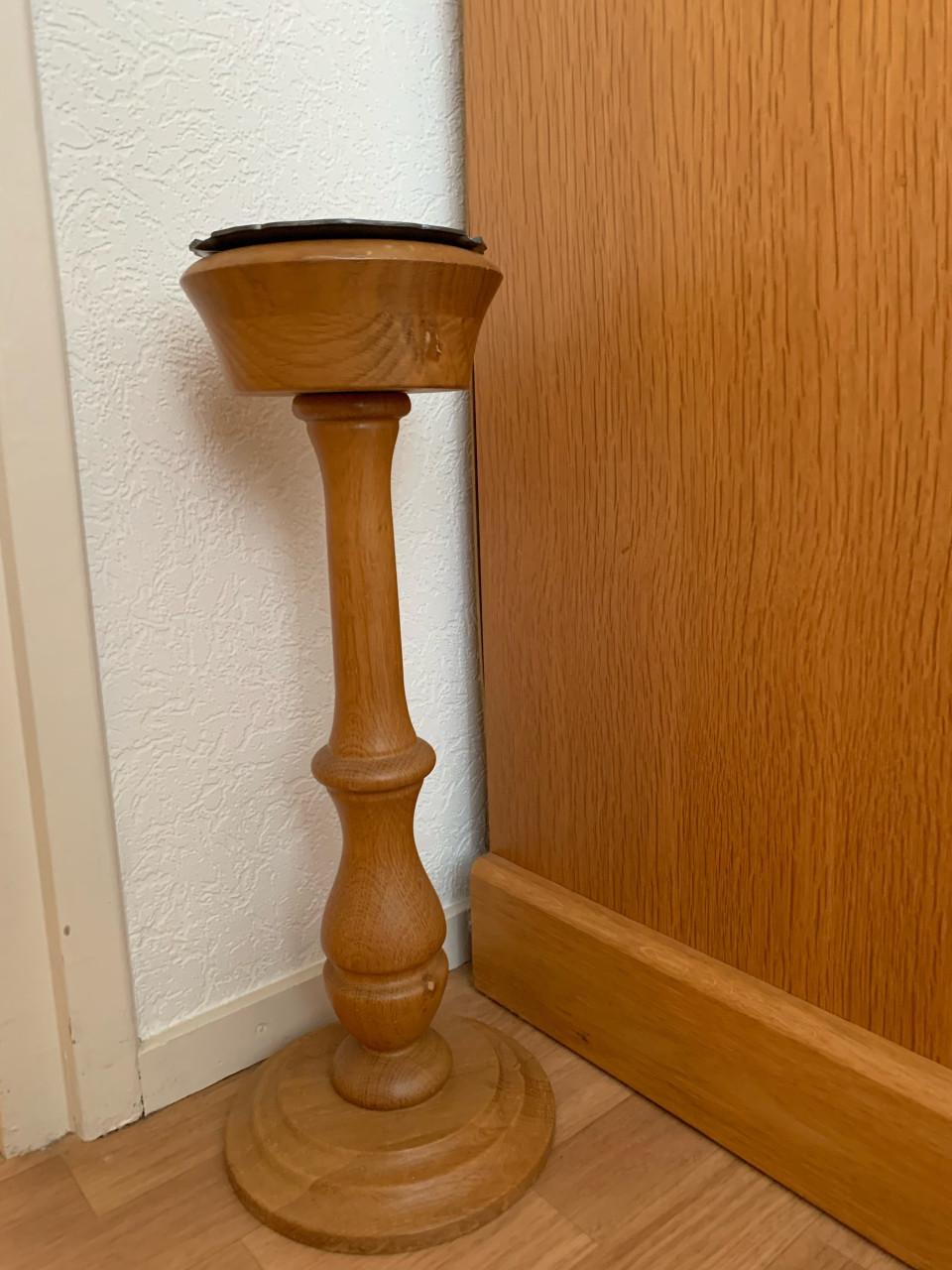 Tinnen asbak op voet