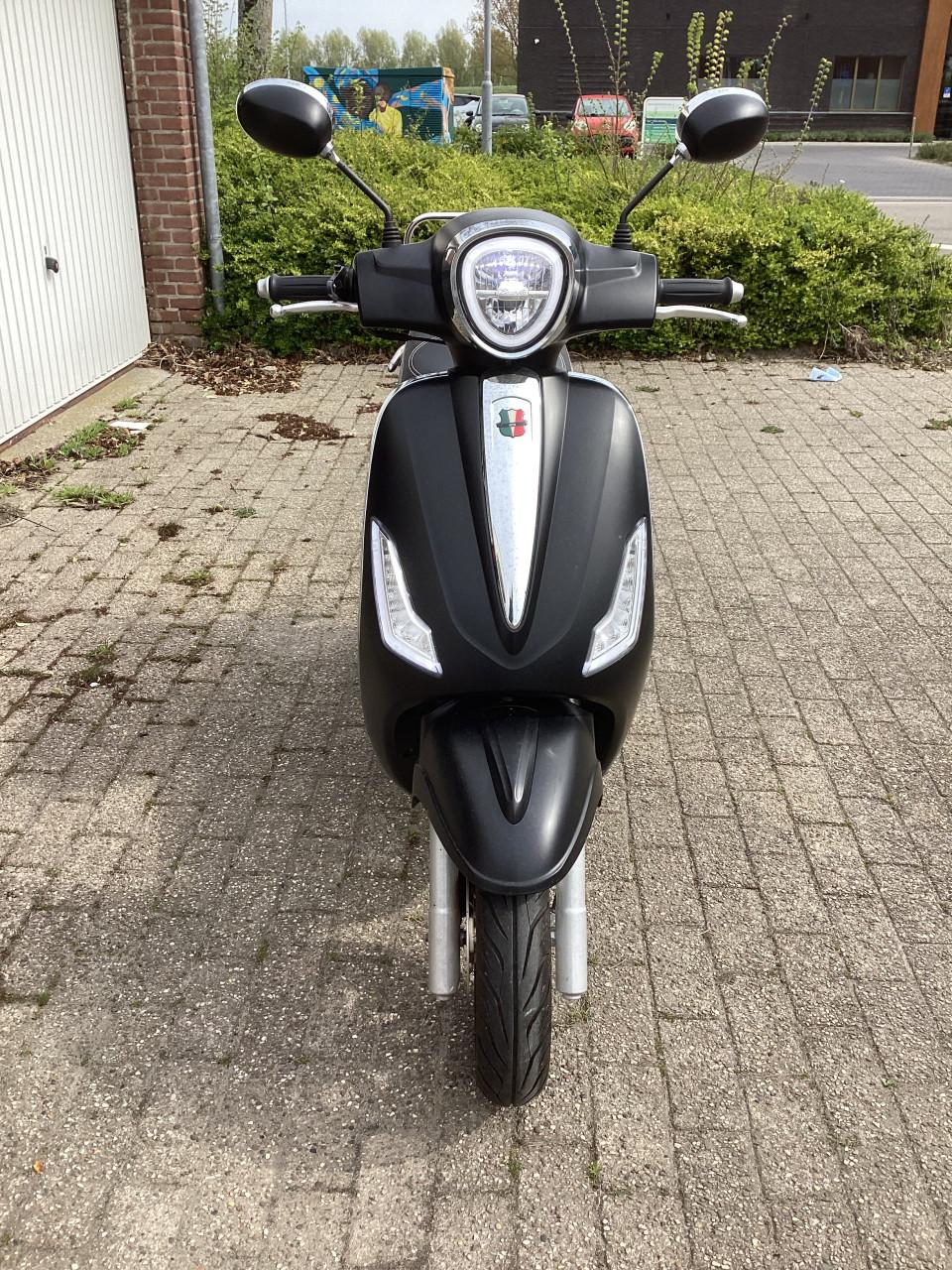 Mooie snor scooter
