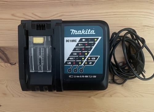 Te koop acculader Makita.