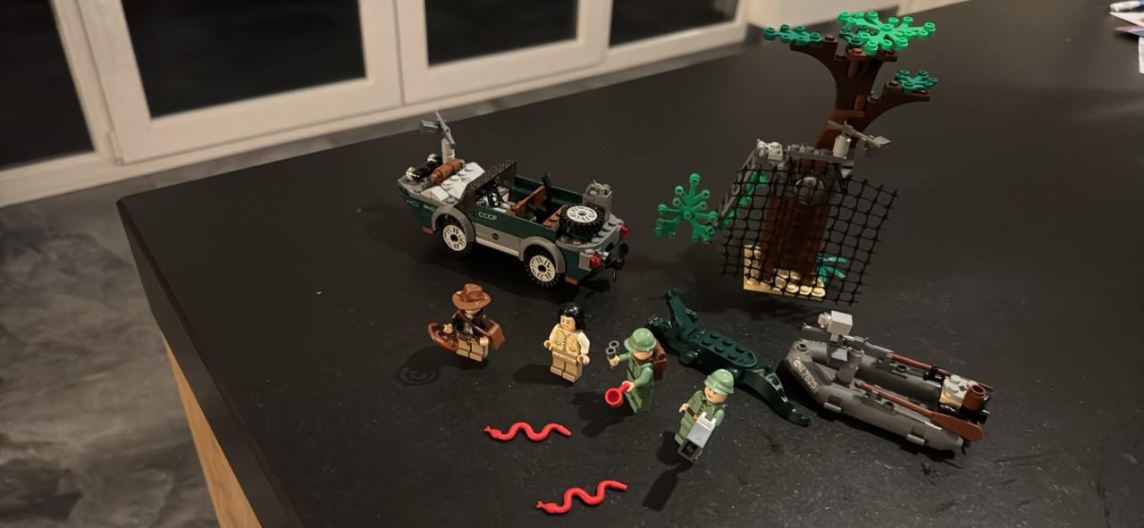 Lego Indiana Jones Jungle Duel set 7625.