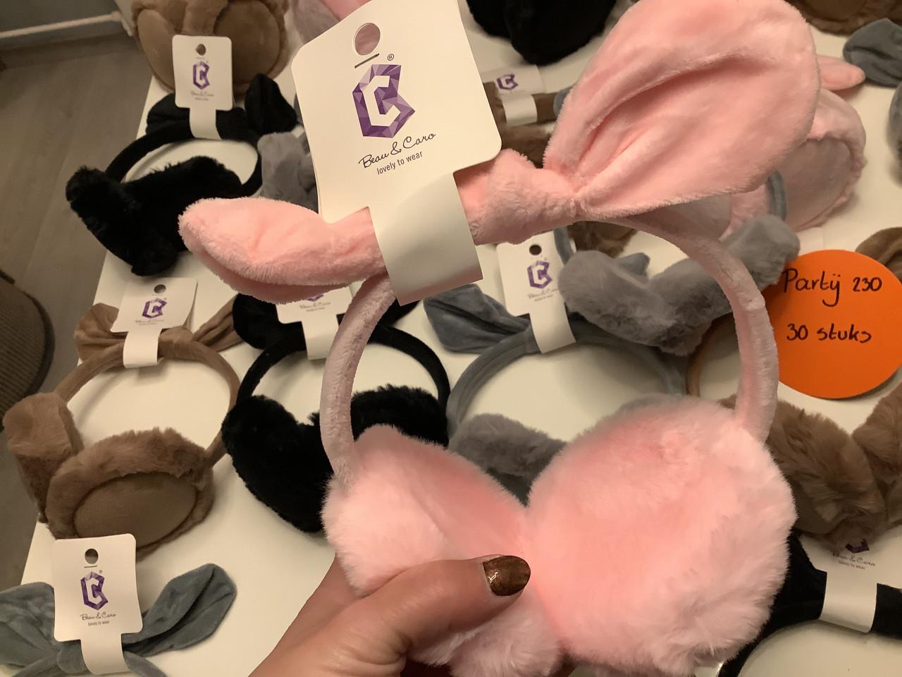 Partij leuke oorwarmers. ( partij 230)