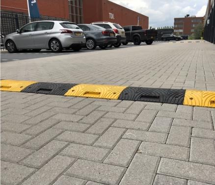 2 Verkeersdrempels van 3meter lengte.