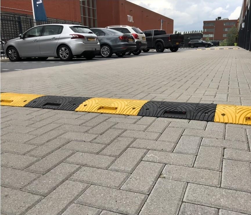 2 Verkeersdrempels van 3meter lengte.