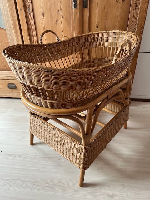 Mooi grote rieten / rotan baby wieg,