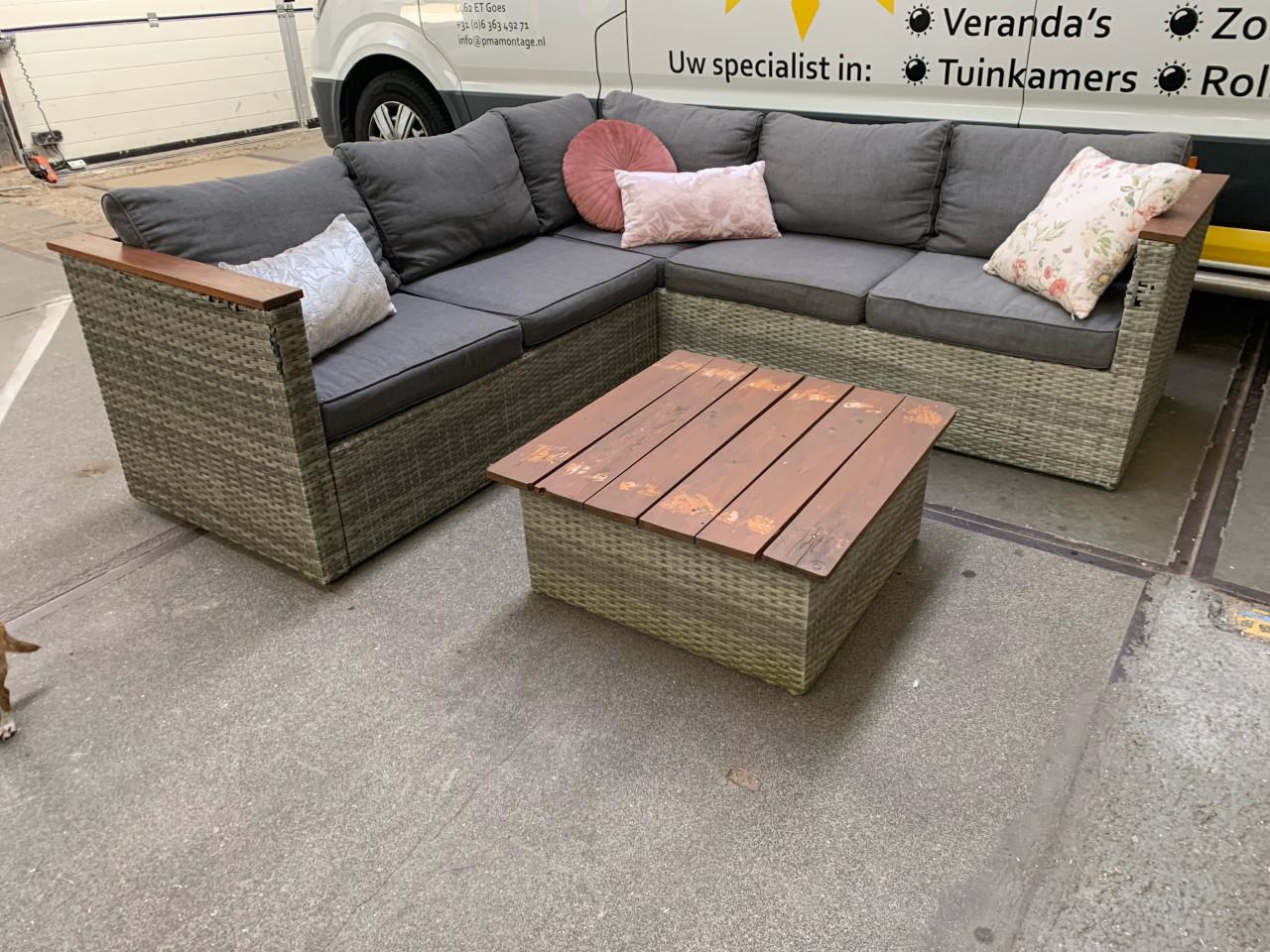 Loungeset wicker, met kussens en tafel.
