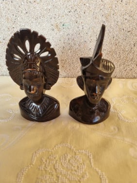 2 Indonesische houten beeldjes